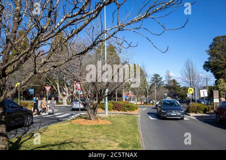 Leura villaggio su un cielo blu inverni giorno nel parco nazionale delle montagne blu, i turisti visitano post covid 19 pandemic, NSW, Australia Foto Stock