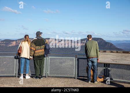 Turisti al punto eco Katoomba nel parco nazionale delle montagne blu, NSW, Australia Foto Stock