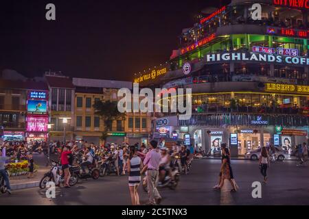 Scena di strada nella notte della gente che si riunisce a Dong Kinh Nghia Thuc Square, nel vecchio quartiere di Hanoi, Vietnam Foto Stock