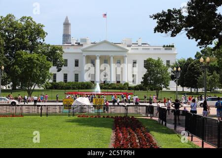 WASHINGTON, USA - 13 GIUGNO 2013: La gente visita la Casa Bianca a Washington. 18.9 milioni di turisti hanno visitato la capitale degli Stati Uniti nel 2012. Foto Stock