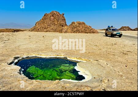 Waterhole con cristalli di sale flocculated nella crosta di sale del lago Assale o del lago Karum, zona geotermica di Dallol, depressione di Danakil Etiopia Foto Stock