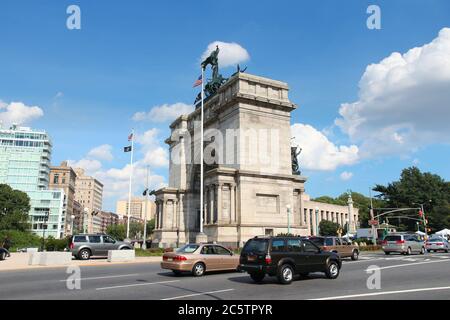 NEW YORK, USA - 6 LUGLIO 2013: Le auto guidano al Grand Army Plaza, Brooklyn. New York City è visitata da 56 milioni di visitatori all'anno (2014). 20 milioni di pesata Foto Stock