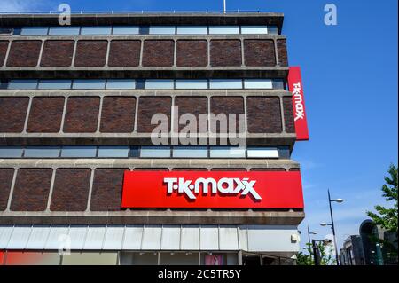 Bromley (Greater London), Kent, Regno Unito. TK Maxx negozio a Bromley High Street e Ringers Road con il logo TK Maxx. Solo l'edificio e il cartello TK Maxx Foto Stock