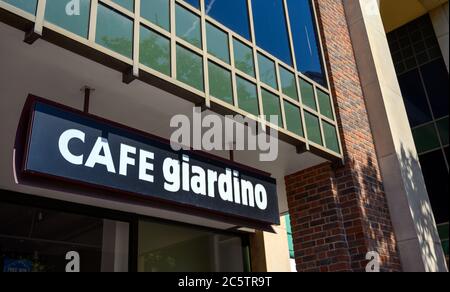 Bromley (Greater London), Kent, Regno Unito. Cafe Giardino, cartello su Elmfield Road a Bromley. Questa filiale si trova all'entrata del centro commerciale Glades. Foto Stock