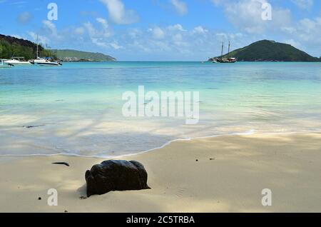 Vista sulla baia tropicale Port Launay Marine National Park, Mahe, isola delle Seychelles Foto Stock