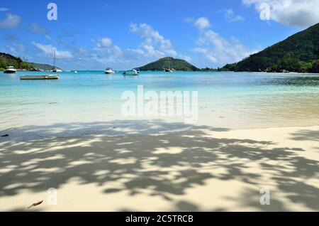 Vista sulla baia tropicale Port Launay Marine National Park, Mahe, isola delle Seychelles Foto Stock