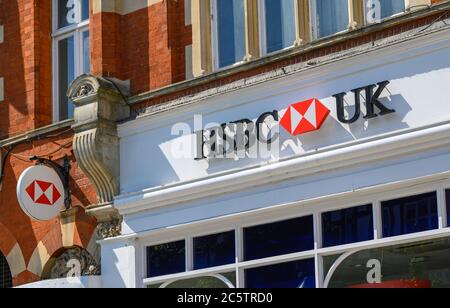 Bromley (Greater London), Kent, Regno Unito. Filiale della HSBC Bank a Bromley High Street. Il nome e il logo della banca HSBC sono riportati su un cartello presso la filiale di Bromley. Foto Stock