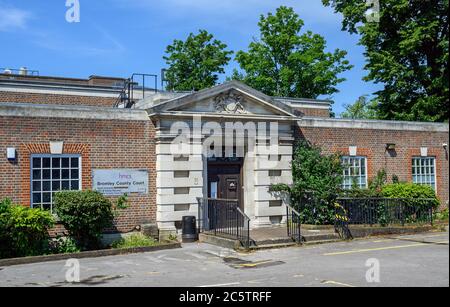 Bromley (Greater London), Kent, Regno Unito. Il Bromley County Court. Mostra l'ingresso al cortile. Foto Stock