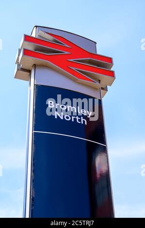 Bromley (Greater London), Kent, Regno Unito. Cartello per la stazione ferroviaria di Bromley North con il logo National Rail. Il segno è contro il cielo. Foto Stock