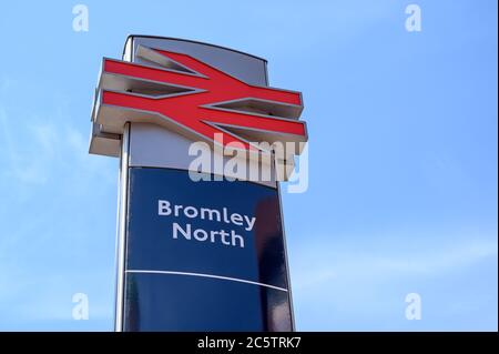 Bromley (Greater London), Kent, Regno Unito. Cartello per la stazione ferroviaria di Bromley North con il logo National Rail. Il segno è contro il cielo. Foto Stock