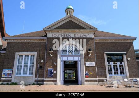 Bromley (Greater London), Kent, Regno Unito. Stazione ferroviaria di Bromley North sulla A21 Tweedy Road con indicazione Southern Railway. Foto Stock