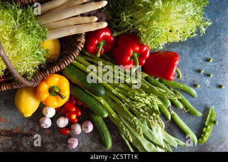 Verdure in cestino con cibo fresco crudo. Vista dall'alto. Messa a fuoco selettiva Foto Stock
