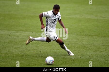 Swansea City's Rhian Brewster durante la partita del campionato Sky Bet al Liberty Stadium di Swansea. Foto Stock