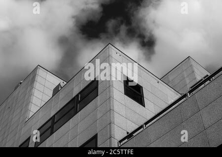 Foto di un edificio in ufficio dal basso in bianco e nero Foto Stock