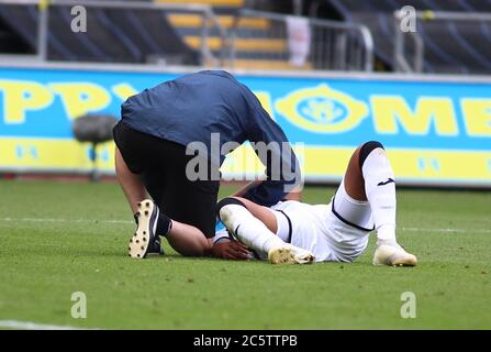 Liberty Stadium, Swansea, Glamorgan, Regno Unito. 5 luglio 2020. Campionato di calcio inglese della Lega, Swansea City contro Sheffield Mercoledì; Rhian Brewster di Swansea City riceve trattamento alla sua spalla in ritardo nel secondo tempo Credit: Action Plus Sport/Alamy Live News Foto Stock