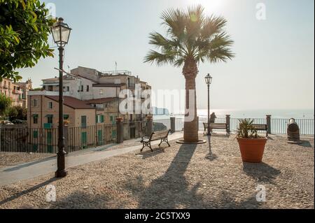 Scena urbana da Tropea, una popolare destinazione turistica in Calabria, sulla costa sud-occidentale d'Italia. Foto Stock