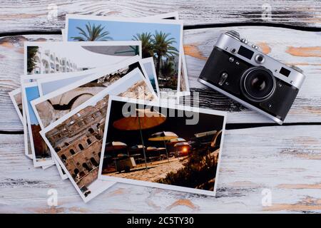 Foto di una fotocamera d'epoca e di un resort estivo. Foto Stock