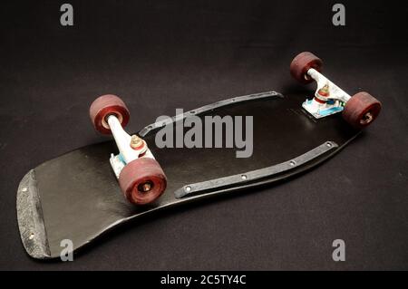 Skateboard nera vintage Style su sfondo nero Foto Stock