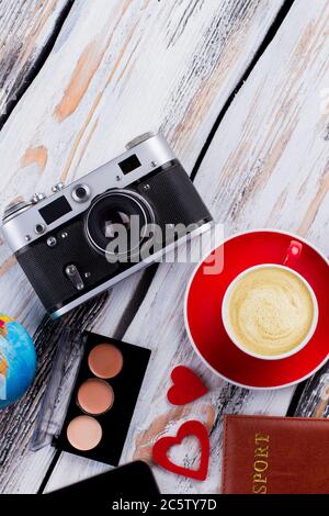 Fotocamera vintage a posa piatta con tazza di caffè e polvere. Foto Stock