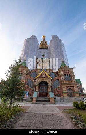 Restauro della Cattedrale dei Santi Pietro e Paolo. Chiesa ortodossa russa situata a Peterhof, Russia vicino a San Pietroburgo. Foto Stock