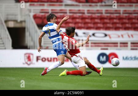 Queens Park Rangers Jordan Hugill (a sinistra) scatta verso il traguardo durante la partita del campionato Sky Bet al Riverside Stadium, Middlesbrough. Foto Stock