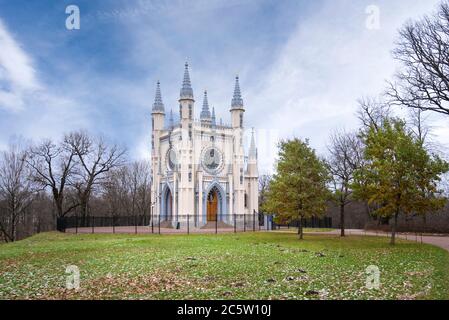 Peterhof, San Pietroburgo, Russia. Cappella gotica o la chiesa del Santo Beato Granduca Alexander Nevsky. Alexandria Park Foto Stock