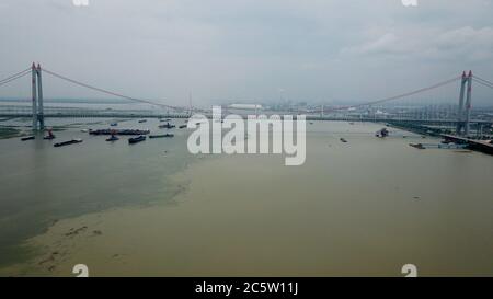 Yueyang. 5 luglio 2020. La foto aerea del 5 luglio 2020 mostra il ponte sul lago di Dongting, il cui livello d'acqua supera il livello di allarme, nella città di Yueyang, provincia di Hunan della Cina centrale. Il livello dell'acqua nel lago Dongting è in aumento a causa di una pioggia sostenuta. Credit: Chen Zeguo/Xinhua/Alamy Live News Foto Stock