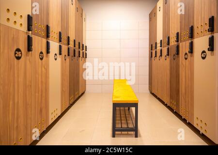 Uno spogliatoio, un armadietto, uno spogliatoio o un changeroom è una stanza o un'area designata per cambiare i vestiti. Foto Stock