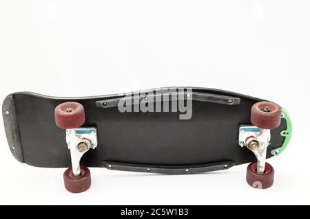 Skateboard nera vintage Style su sfondo bianco Foto Stock