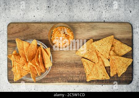 Formaggio di mais, spuntini con salsa su un supporto di legno. Spuntino con birra, piatto nel menu. Primo piano. Foto Stock