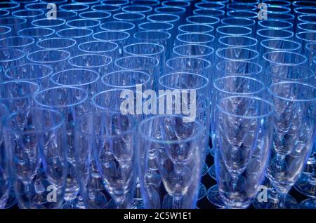 File di bicchieri di champagne in piedi sul tavolo durante il festa Foto Stock