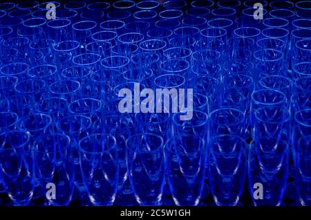 File di bicchieri di champagne in piedi sul tavolo durante il festa Foto Stock