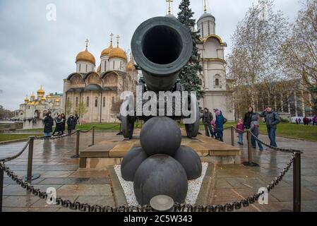 Mosca, Russia. Monumento al cannone Tsar Pushka all'interno del Cremlino di Mosca. La vecchia grande pistola dell'impero russo Foto Stock