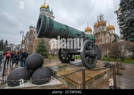 Mosca, Russia. Monumento al cannone Tsar Pushka all'interno del Cremlino di Mosca. La vecchia grande pistola dell'impero russo Foto Stock