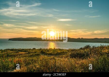 Il sole tramonta sopra la riserva naturale Moenchgut e il villaggio di Gross Zicker visto da Klein Zicker sull'isola di Ruegen Foto Stock