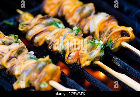 Cozze con aglio spiedato cotte al barbecue Foto Stock