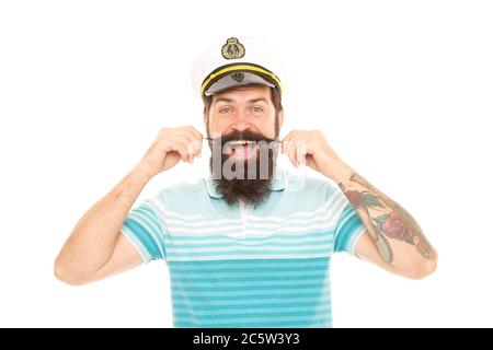 Con il grande barbiere viene grande barba. Baffi a girello di marinai felici isolati su bianco. Uomo bearded in uniforme marina. Barbiere. Taglio e rasatura. Cura del barbiere. Appuntamento al barbiere. Foto Stock