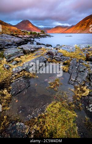 Luce rossa al tramonto a Wastwater nel quartiere inglese dei laghi. Foto Stock