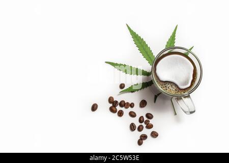 Vista dall'alto del caffè infuso di cannabis in una tazza di vetro su sfondo bianco con spazio per la copia Foto Stock