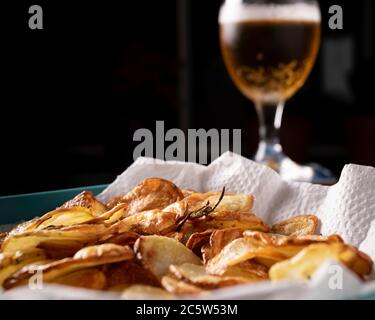 patatine fritte con birra Foto Stock