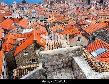 Dubrovnik con pittoreschi tetti arancioni come si vede dalle mura di Dubrovnik, Dalmazia, Croazia. Foto Stock