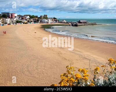 Broadstairs Viking Bay spiaggia sulla Super Domenica dopo Corona-Virus blocco 5/7/2020 Foto Stock