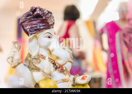 Una statua del dio indù Ganesha durante un indù cerimonia Foto Stock