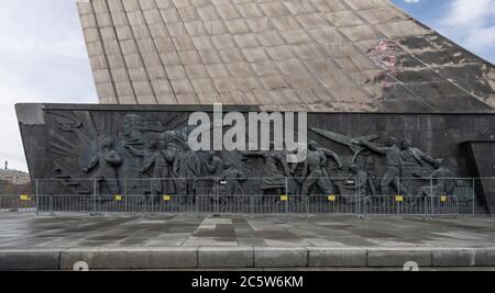 MOSCA, Russia. Monumento ai Conquistatori dello spazio accanto al Museo della cosmonautica e VDNH a Mosca Foto Stock