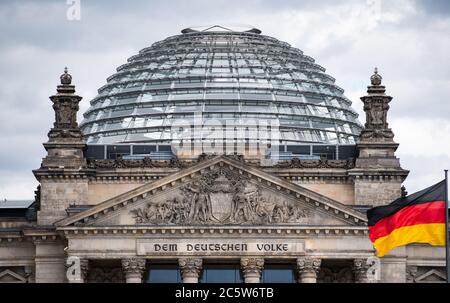 Berlino, Germania. 05 luglio 2020. Le nuvole passano sopra l'edificio del Reichstag. Credit: Christophe Gateau/dpa/Alamy Live News Foto Stock