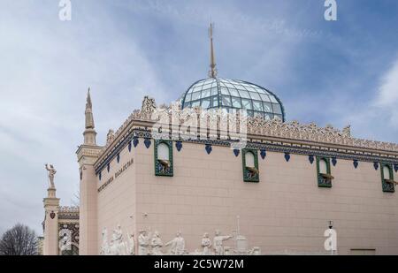 Mosca, Russia. Padiglione Kazakhstan al centro esposizioni VDNH. Mostra dei risultati dell'economia nazionale (Vystavka Dostizheniy Narodnogo Khozyaystva) Foto Stock