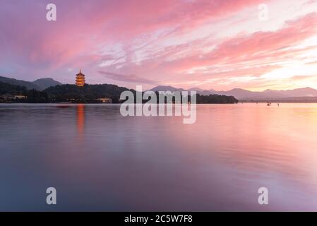 Pagoda di Leifeng sopra il tramonto che è uno dei 10 paesaggi principali nel lago occidentale, Hangzhou, Cina Foto Stock