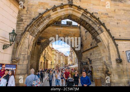 L'arco tra il Ponte Carlo e la città vecchia di Praga, Repubblica Ceca Foto Stock