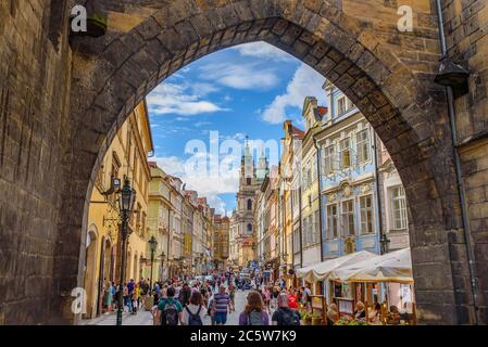 L'arco tra il Ponte Carlo e la città vecchia di Praga, Repubblica Ceca Foto Stock