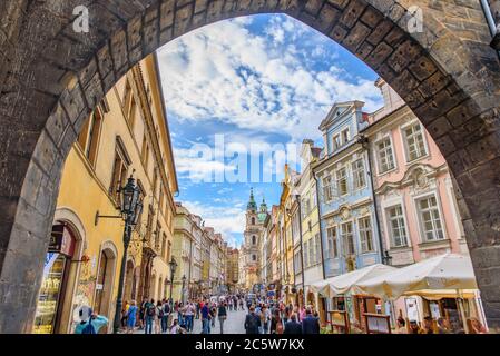 L'arco tra il Ponte Carlo e la città vecchia di Praga, Repubblica Ceca